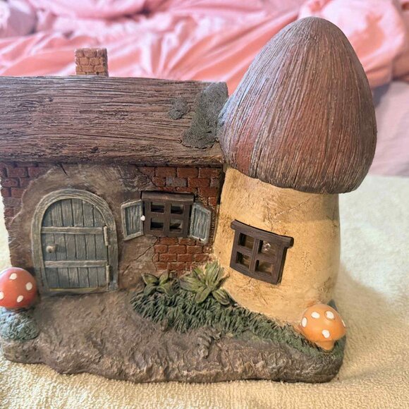 Small solar powered lighted lawn ornament - gnome house with mushroom and door - Picture 1 of 12